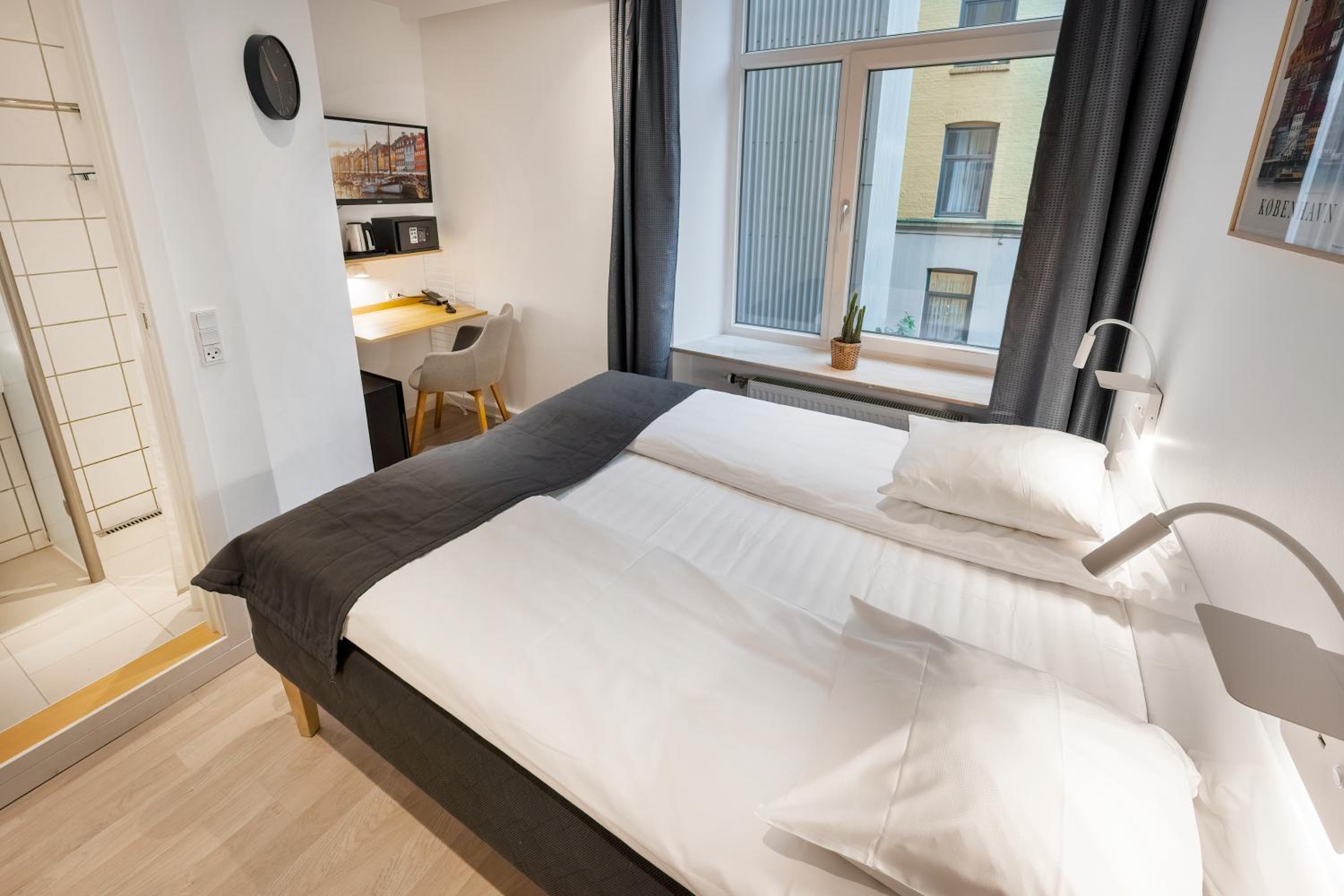 ROOM, DOUBLE BED