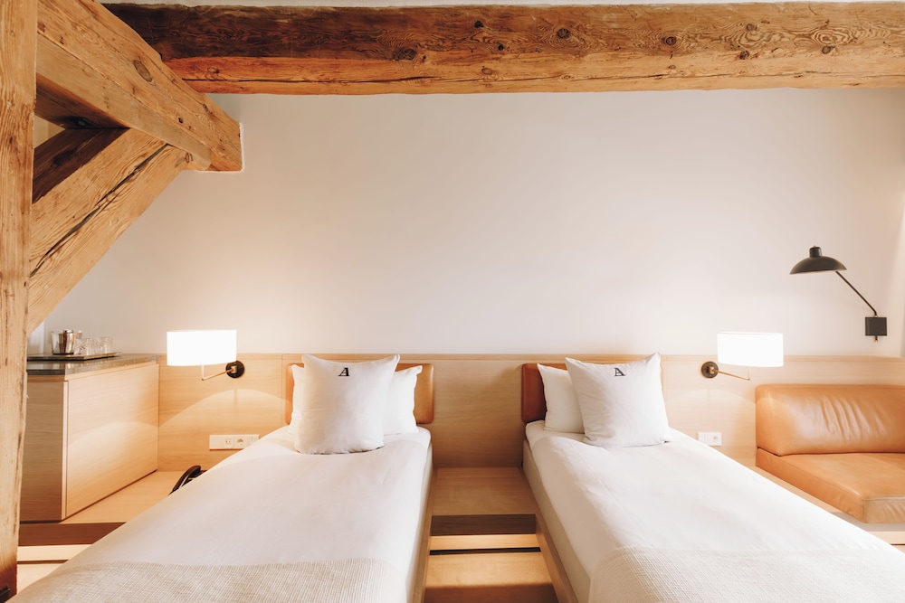 Deluxe, Twin Beds, Water Front