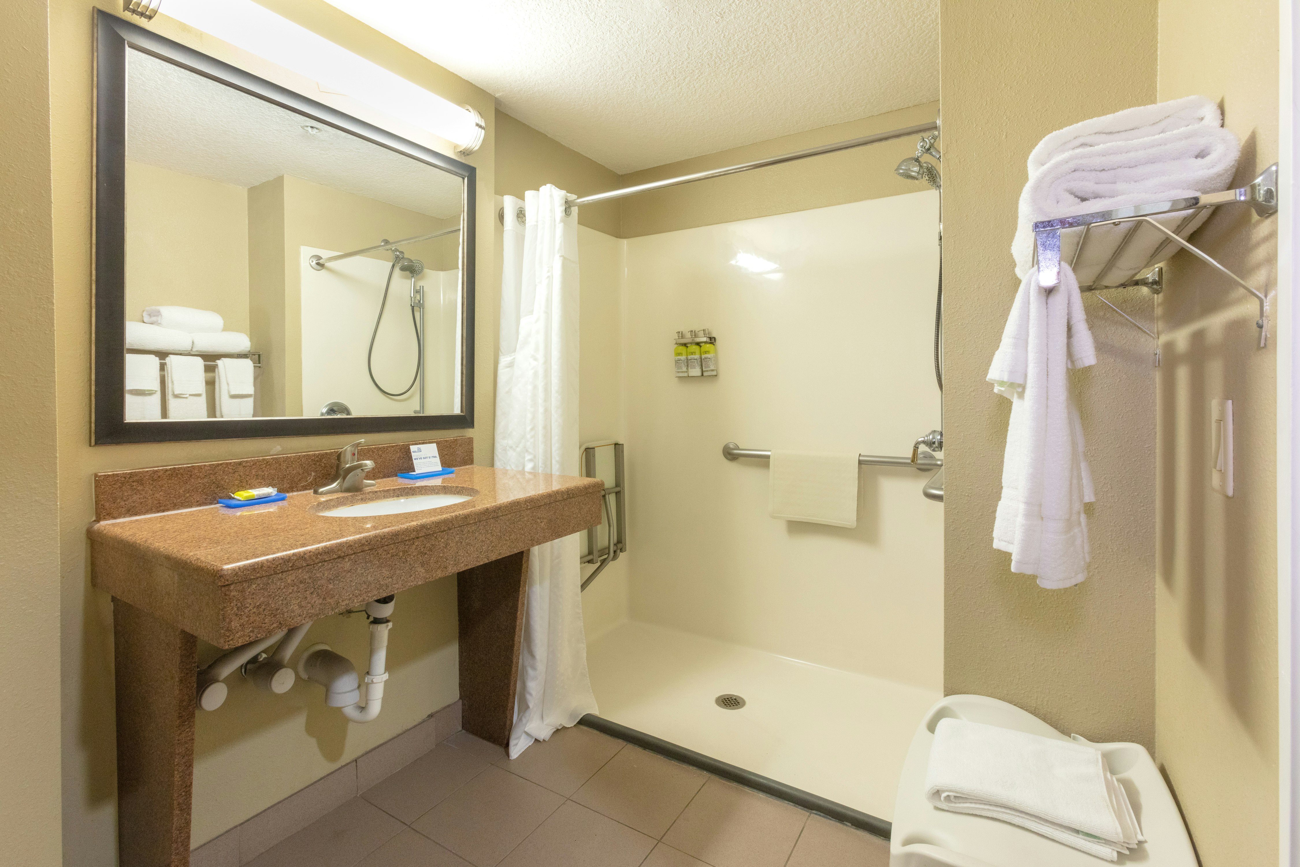 Holiday Inn Express Suites Jacksonville Airport 62/63