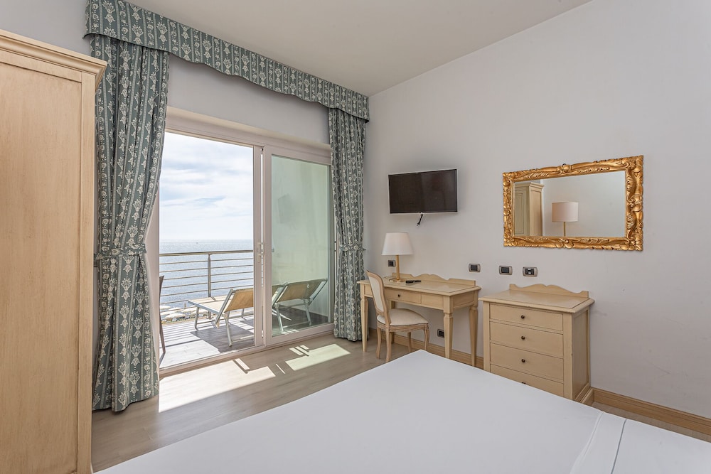 Superior, Single, Double Bed, Sea View, Cavalluccio Marino 3/9