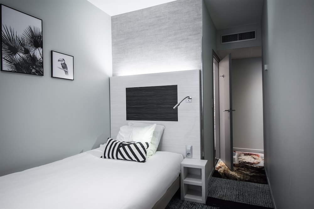 ROOM, SINGLE