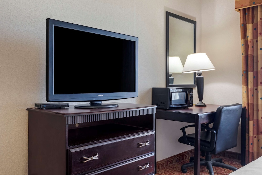 Comfort Inn Suites Denison North Lake Texoma 33/38