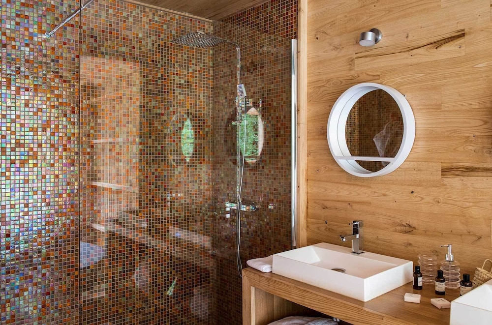 LOIRE VALLEY LODGES - HOTEL 47/50