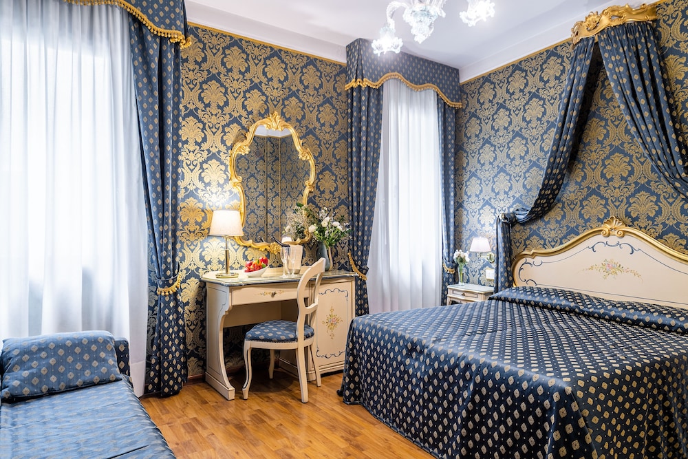 DELUXE, DOUBLE BED, CANAL VIEW