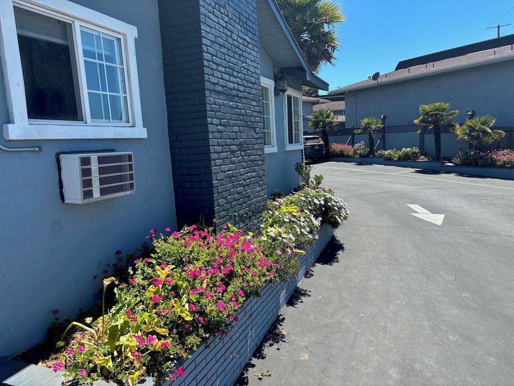 Monterey Fireplace Inn 26/30