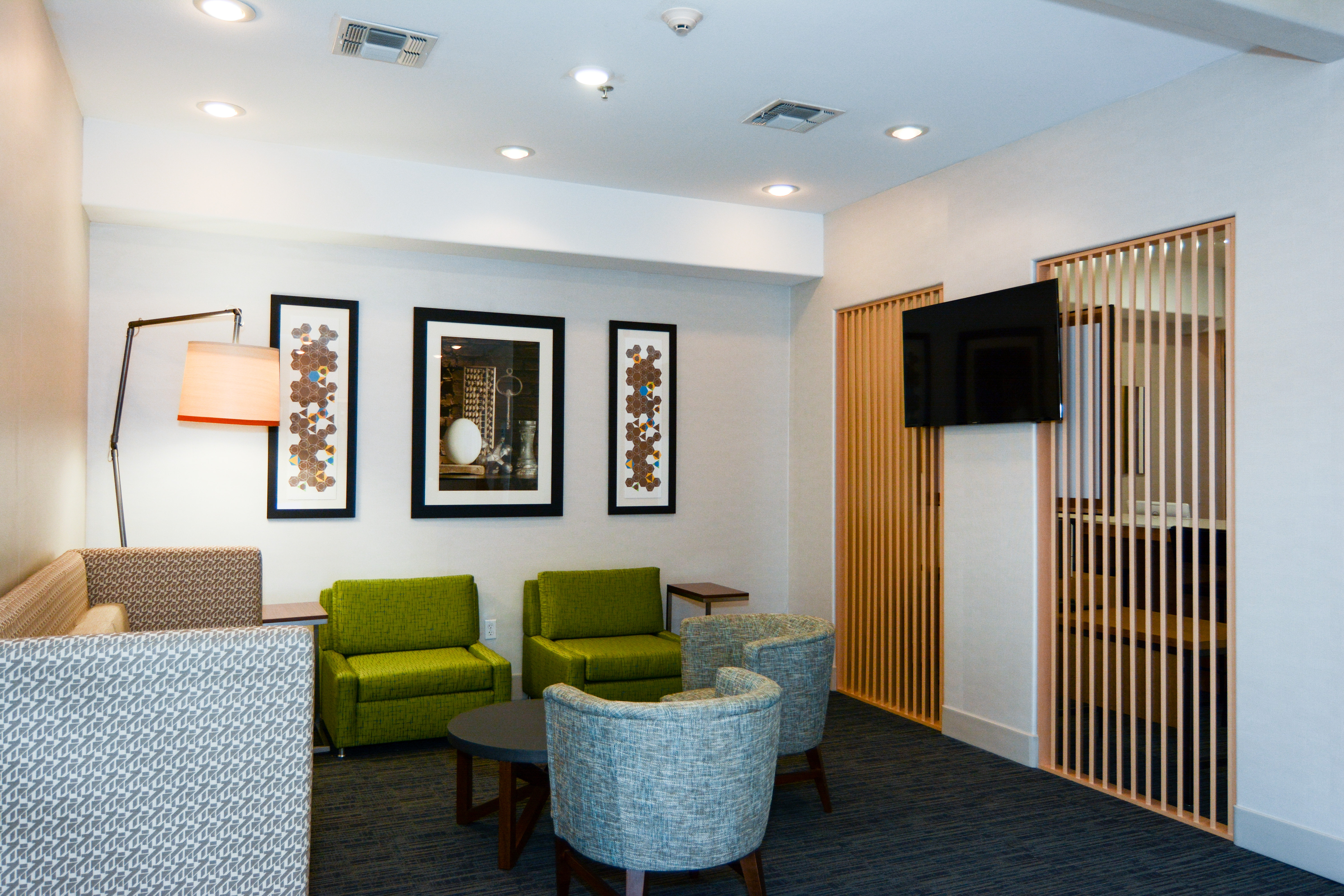 Holiday Inn Express Suites New Boston 33/51