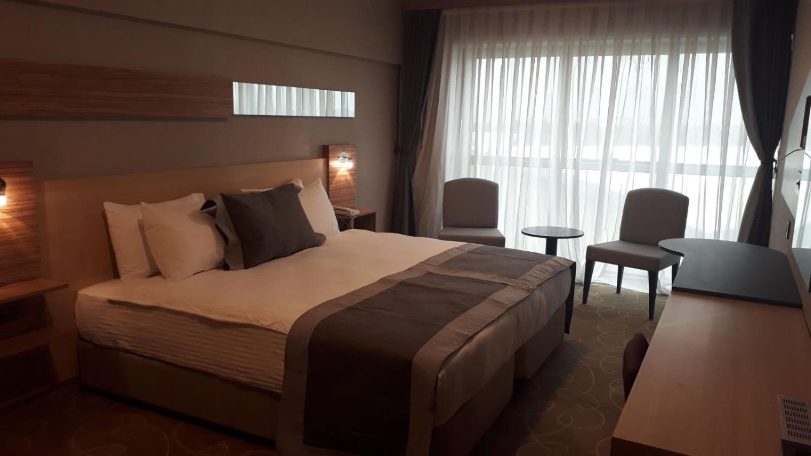 Standard, Queen Bed