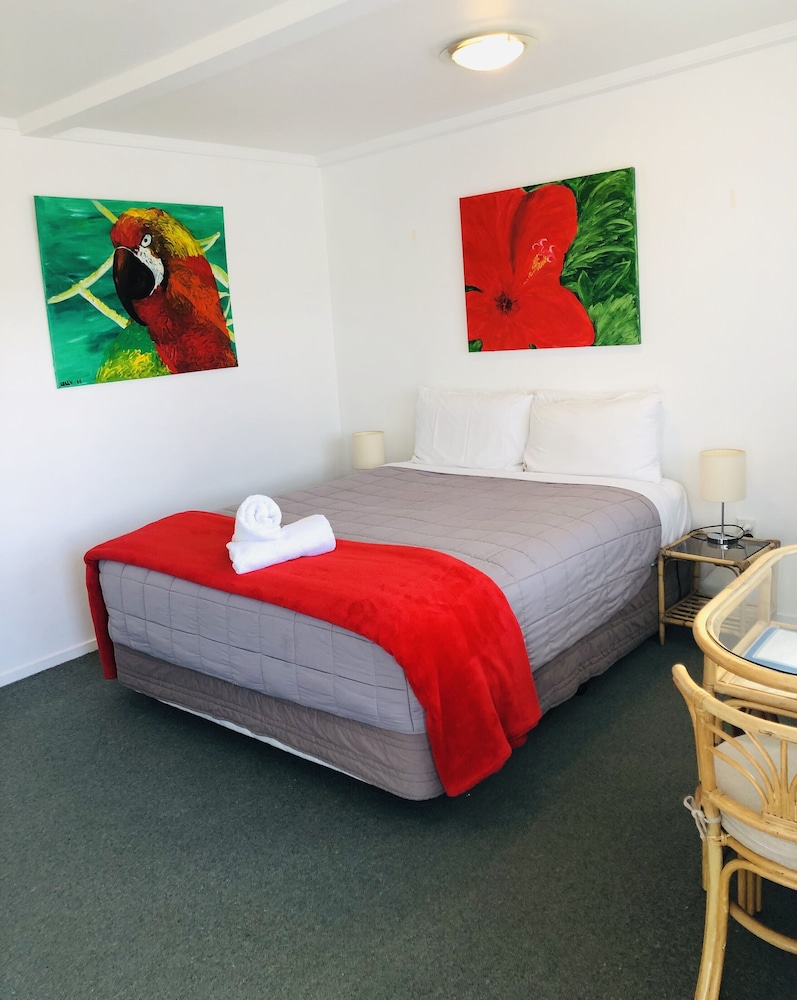 2 Bedrooms, Studio, House, 3 Queen Beds, Single Bed