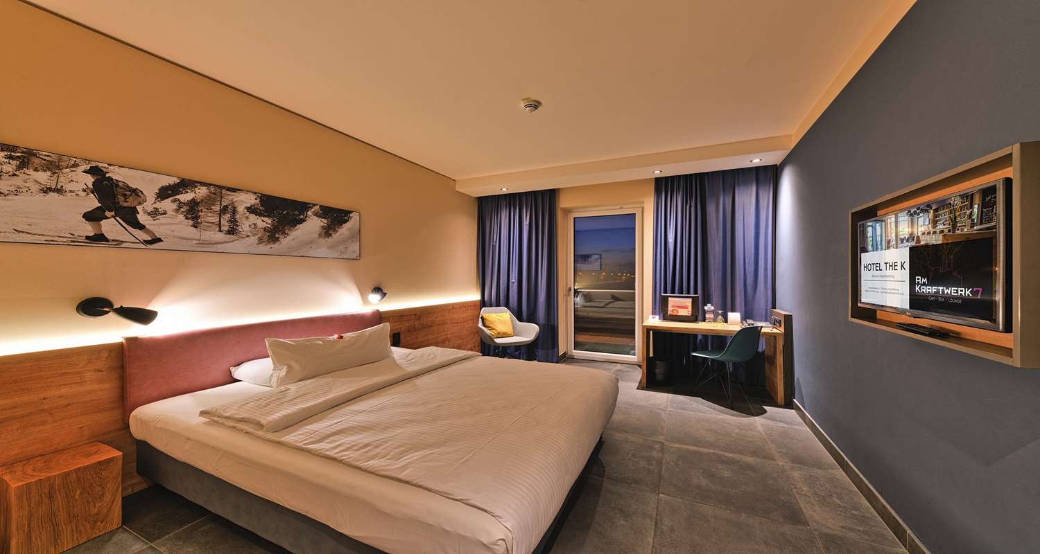 Business, Queen Bed