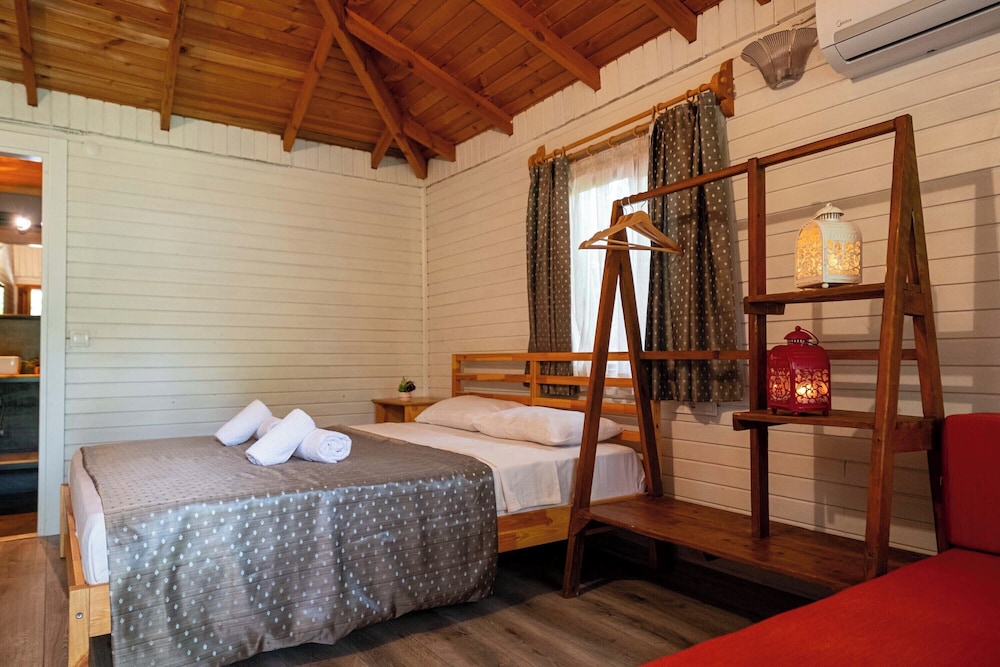 Bungalow, Queen Bed, Garden View