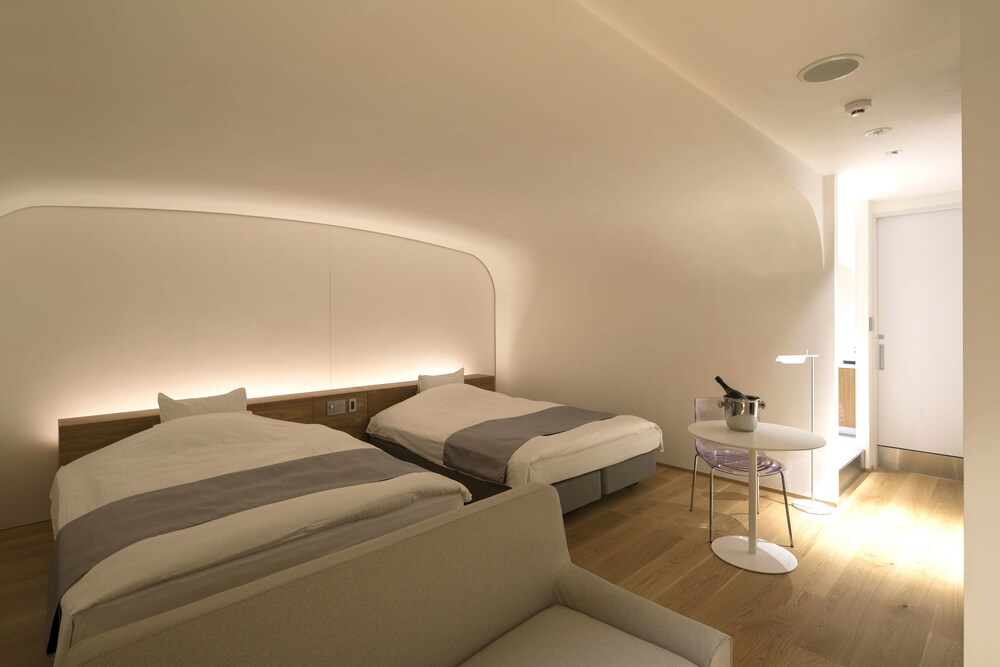 Hotel The Grandee 12/48