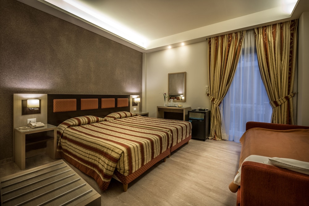 Rex Hotel 18/48