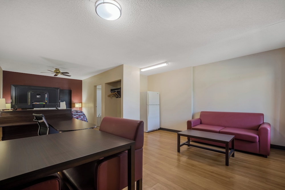Red Roof Inn & Suites Statesboro - University 30/45