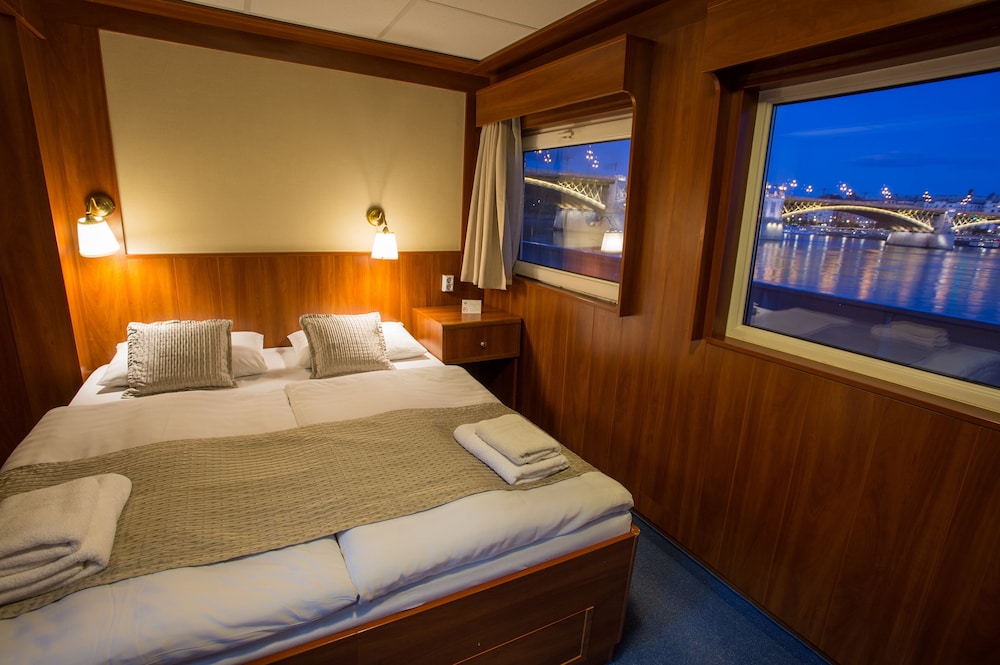 Grand Jules Boat Hotel 5/33