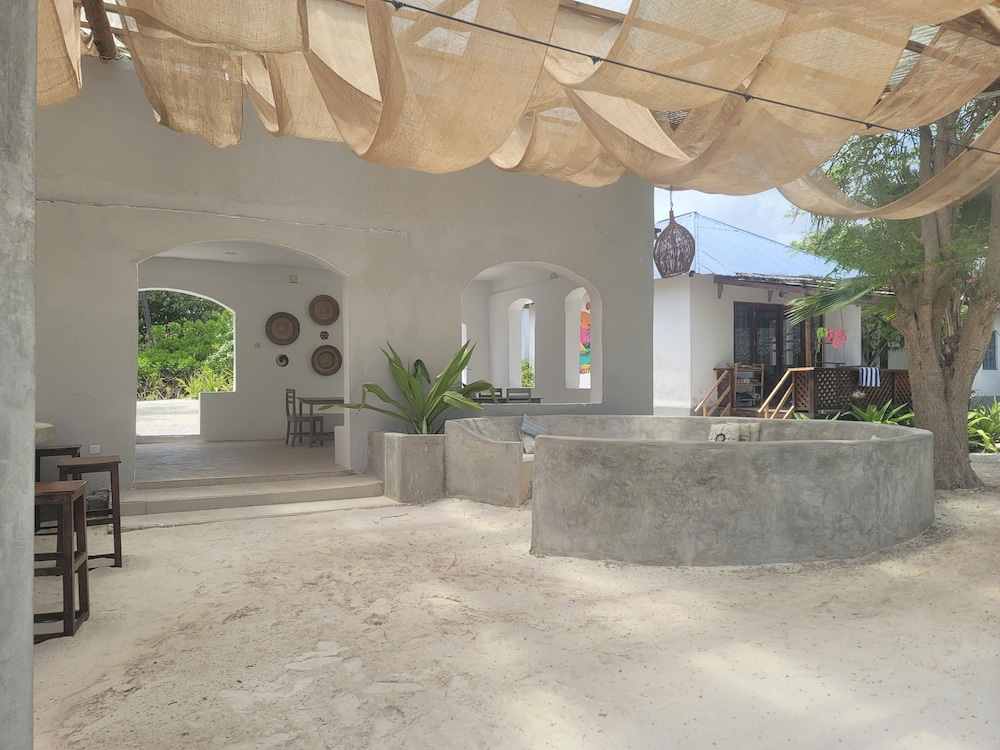 Driftwood Beach Lodge 6/48