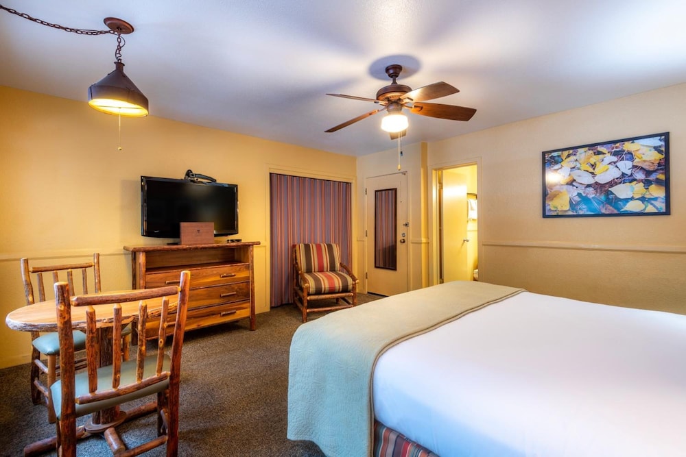 Yosemite Valley Lodge 9/32