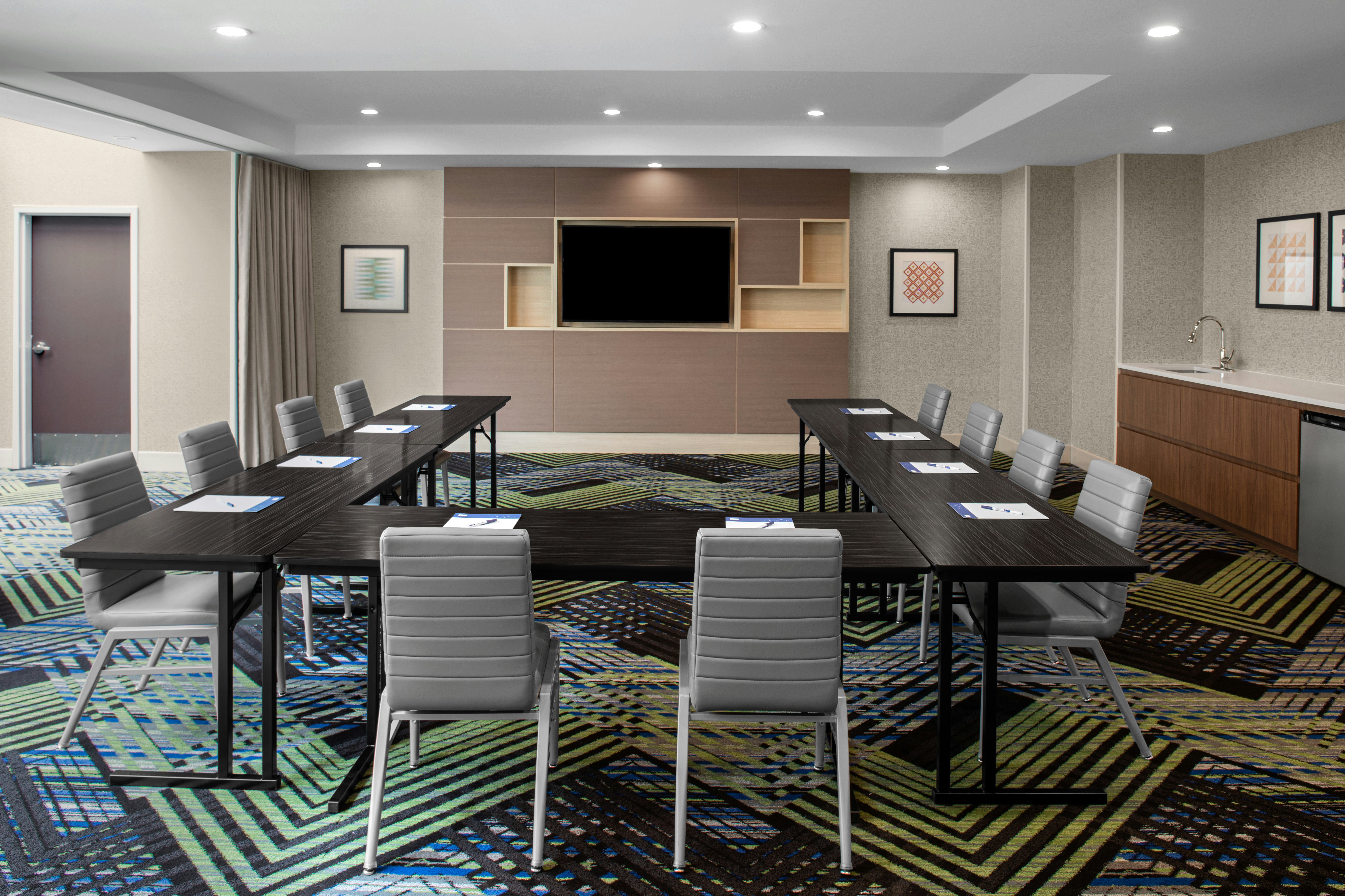 Holiday Inn Express & Suites Woodside LaGuardia Airport 29/30