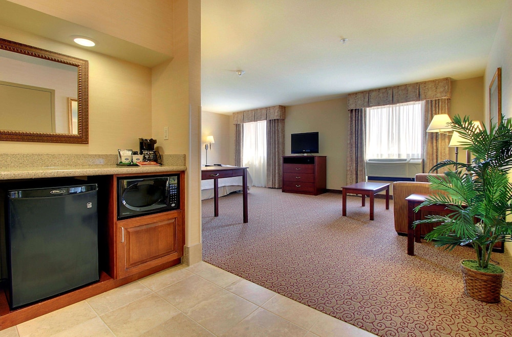 Hampton Inn & Suites West Bend 7/48