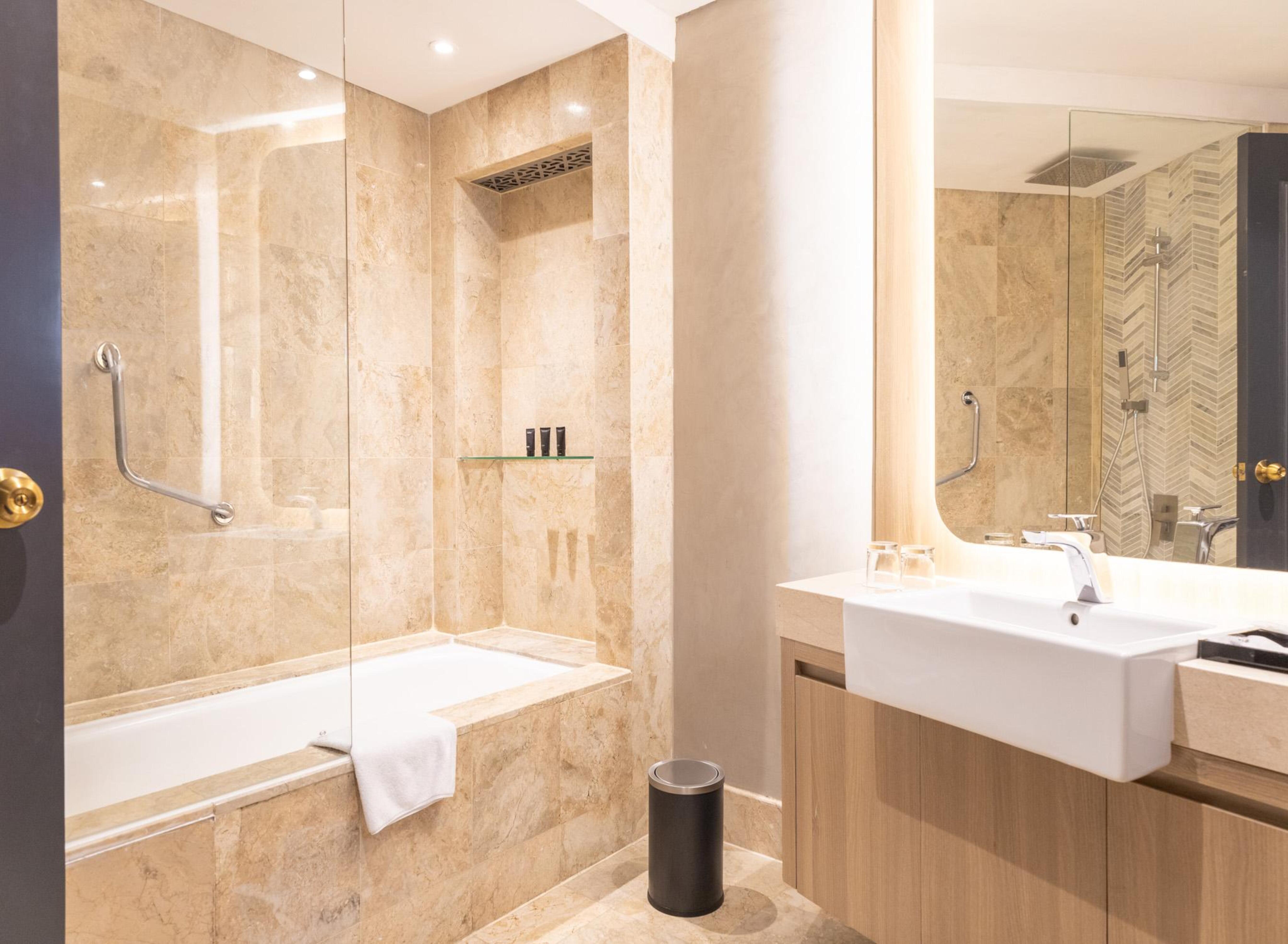 غرفة بريميير بسرير مزدوج، ARTOTEL Suites Mangkuluhur 2/2