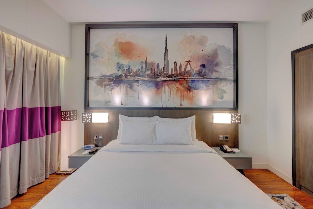 DELUXE, KING BED