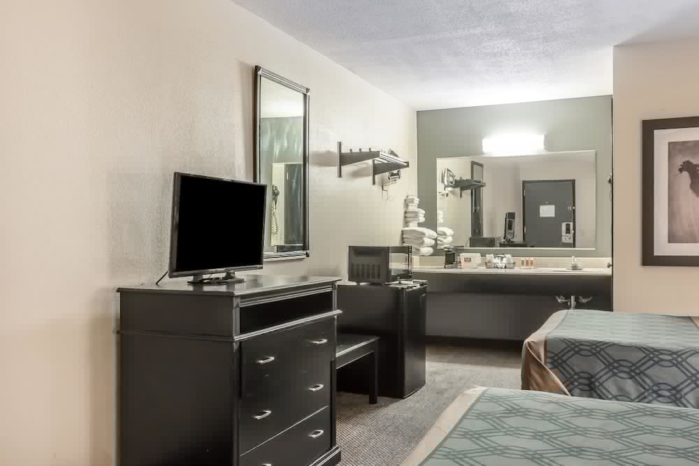 Econo Lodge Martin 12/29