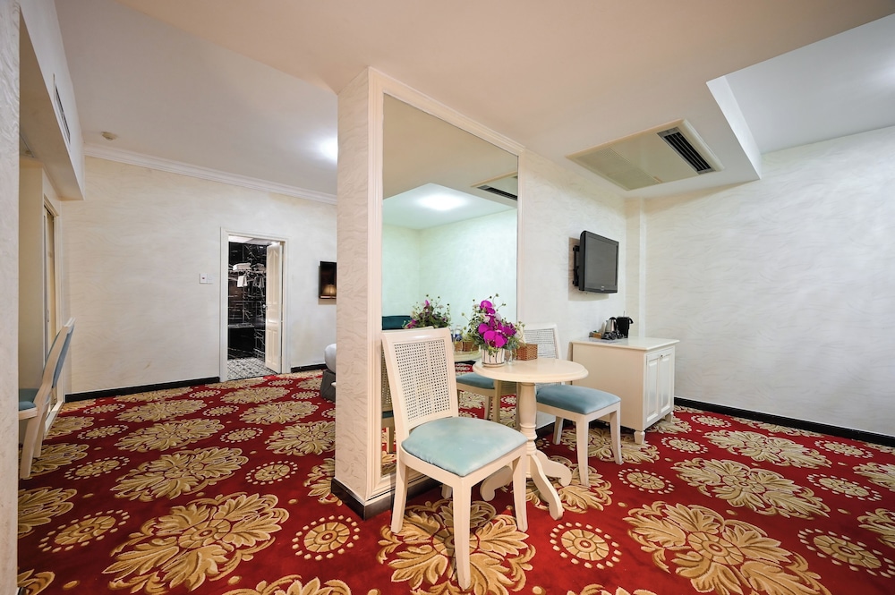 California Saigon Hotel & Rooftop Pool 33/50