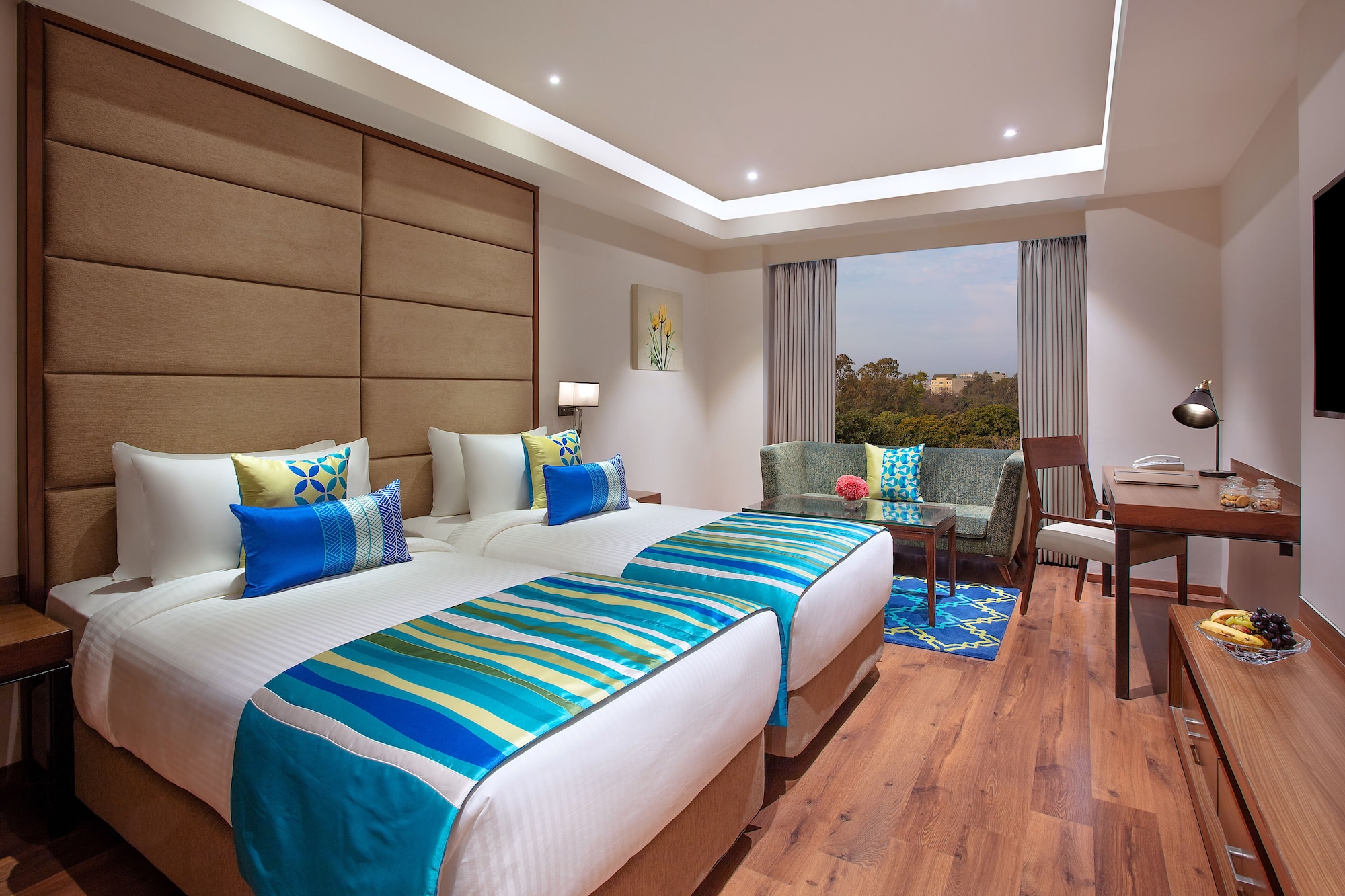 Forty Club, Twin Beds