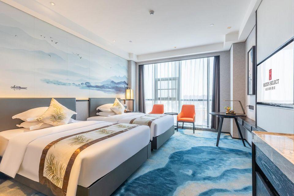 Rezen Dong Hotel (Anqing Taixin square) 12/23