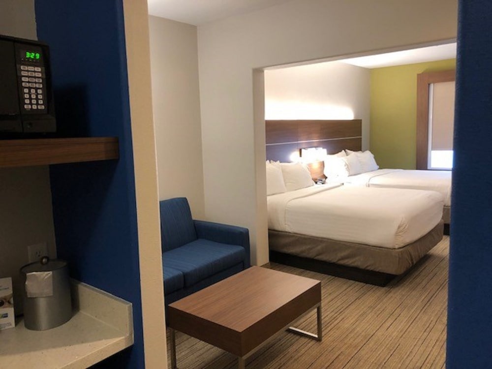 Holiday Inn Express and Suites Rio Grande City 29/59