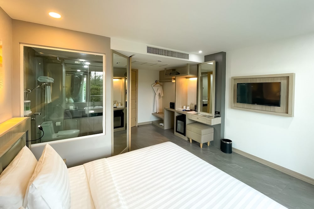 Deluxe, King Bed, City View, Balcony, Clarian Hotel Beach Patong 8/10