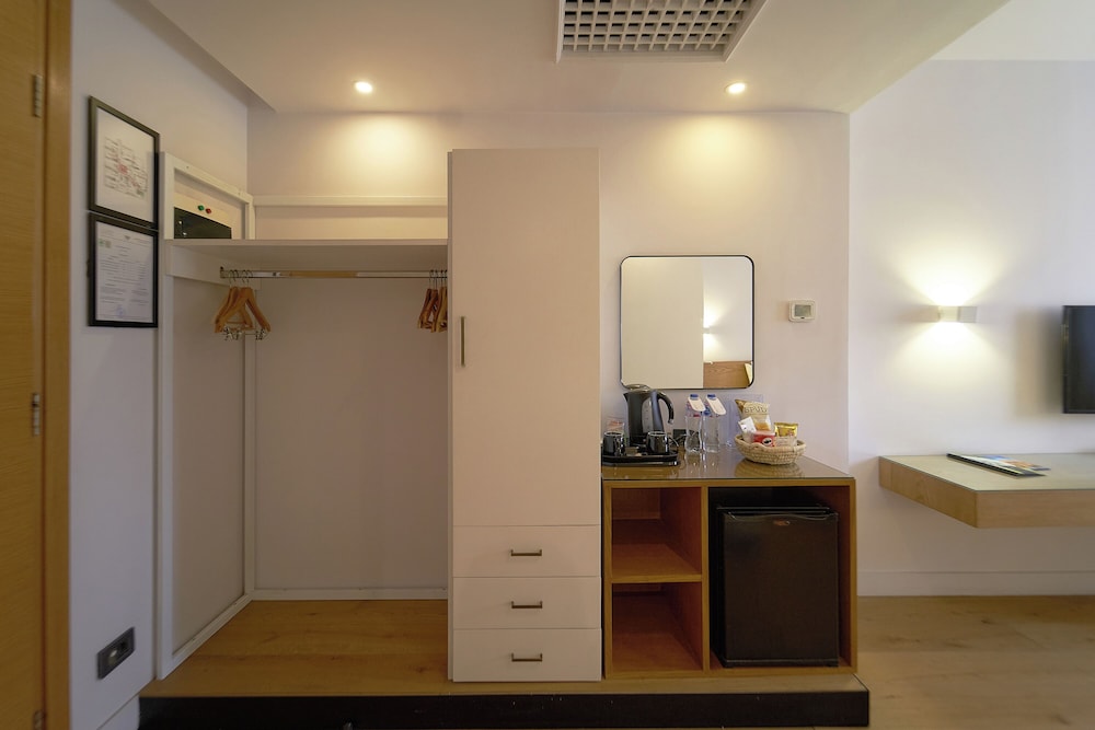 New President Hotel 41/43