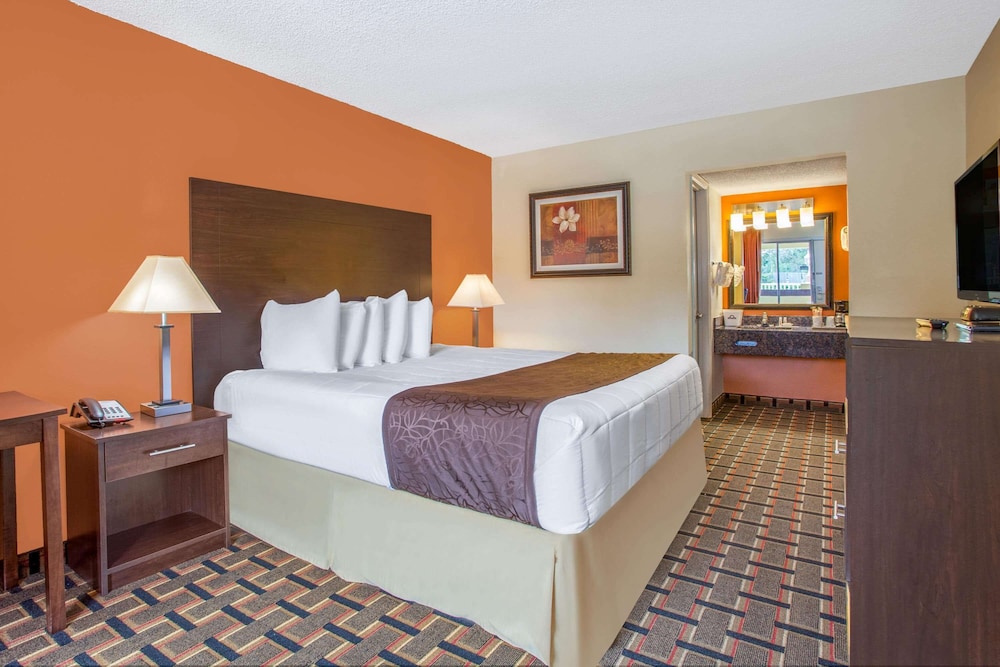 غرفة قياسية بسرير كينج، Days Inn by Wyndham Brooksville/Dade City 2/5
