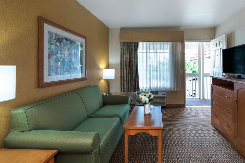Ramada By Wyndham Costa Mesa/Newport Beach 31/38