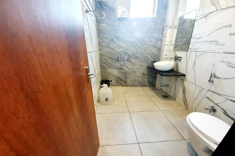 Oyo 4116 Hotel Satyug 24/25