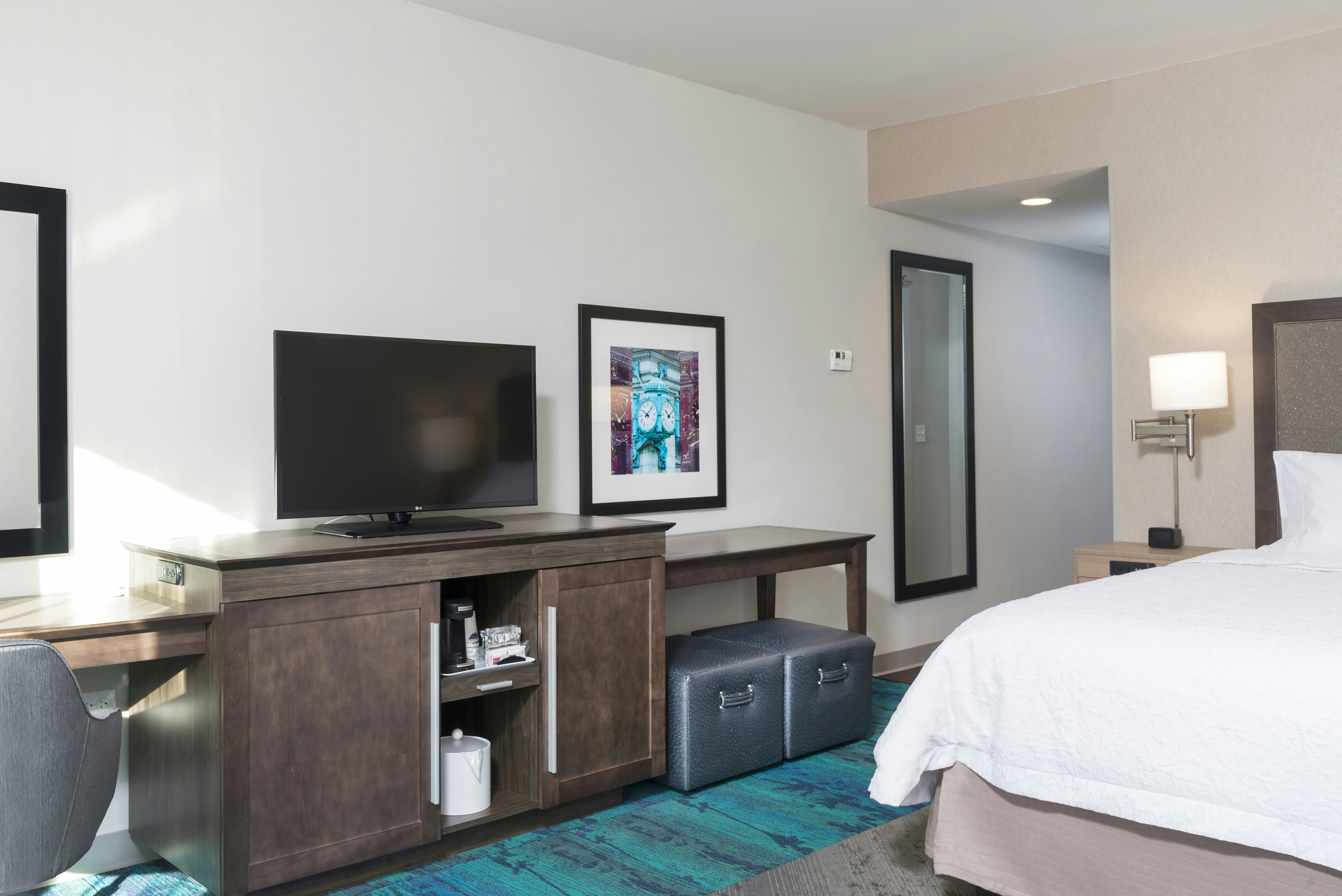 Room, King Bed, Chaise Lounge