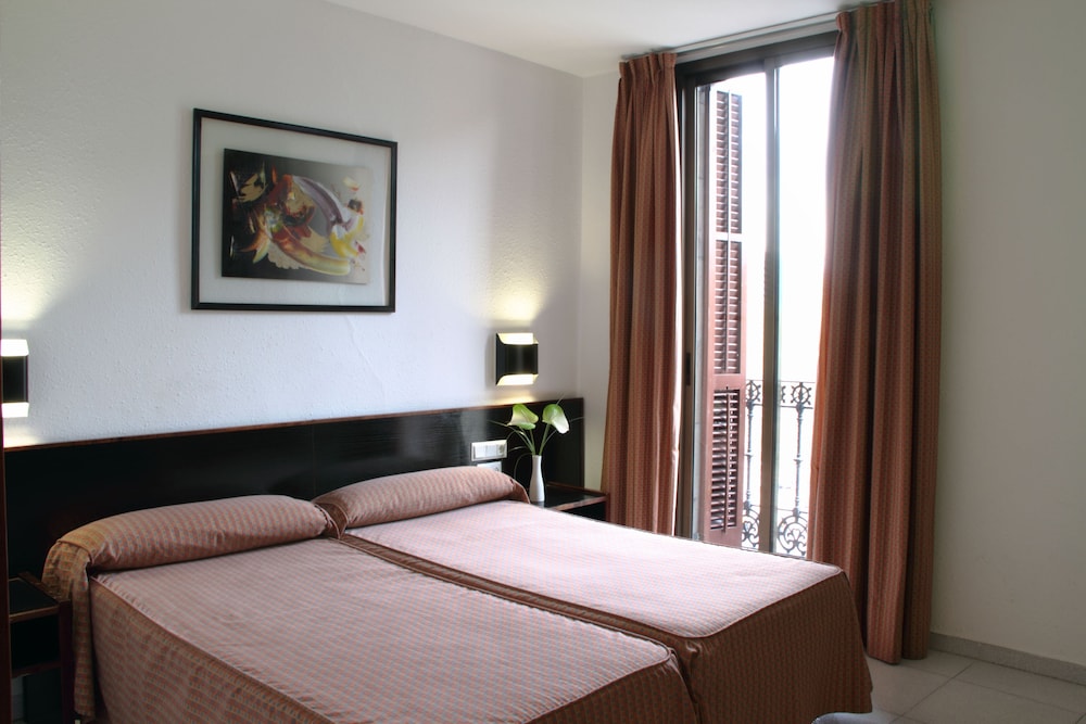 INTERIOR, DOUBLE BED