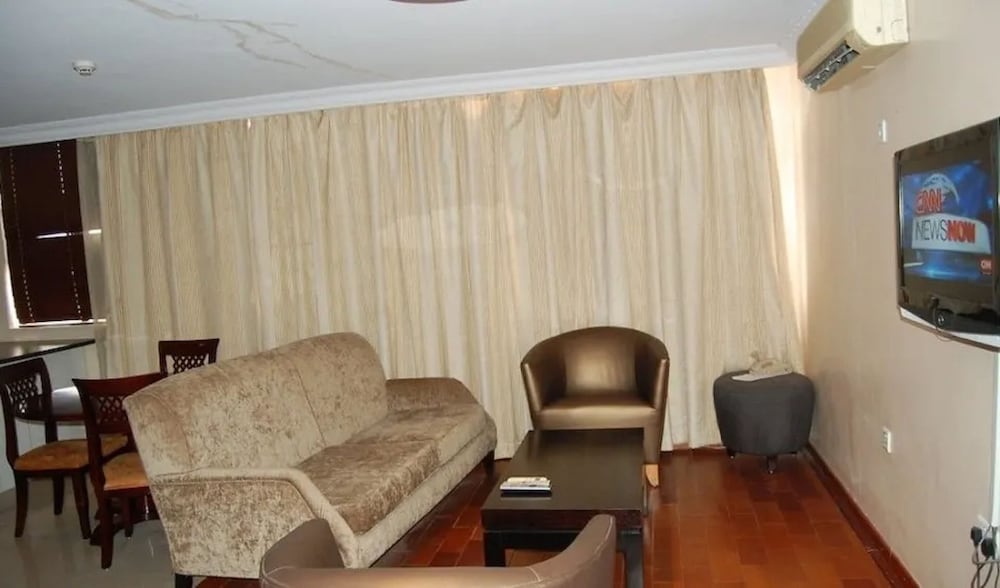 Golden Tulip Owu Crown Ibadan 28/45