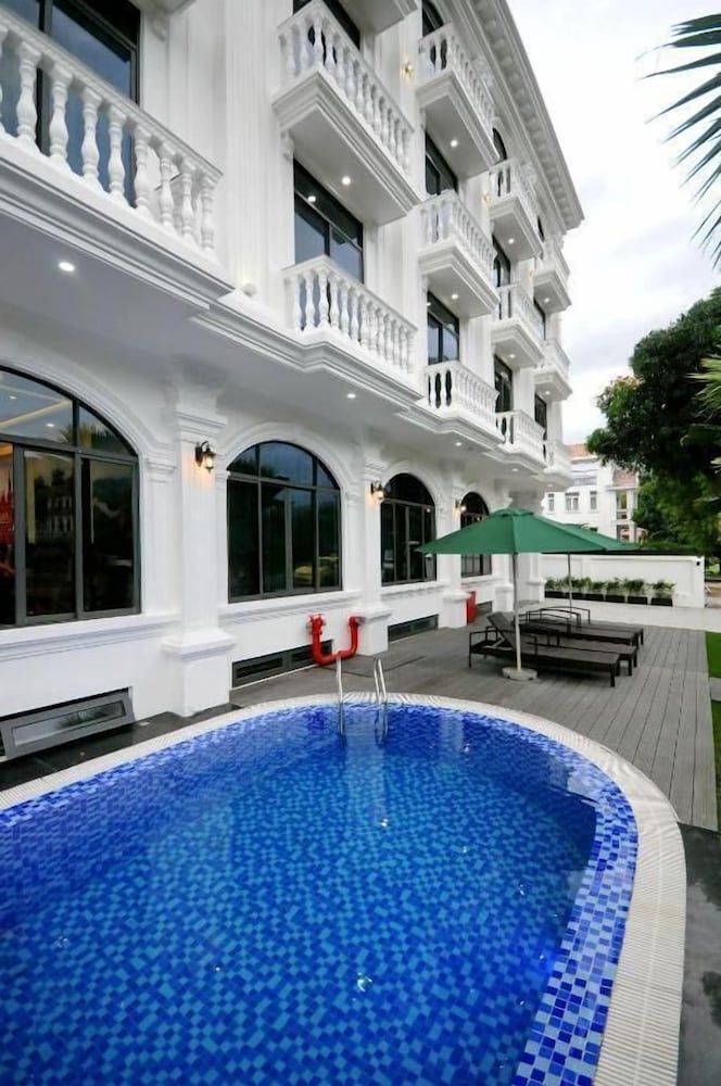 Crown Nguyen Hoang Hotel 4/58