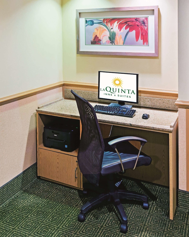 La Quinta Inn & Suites by Wyndham Dallas DFW Airport North 43/55
