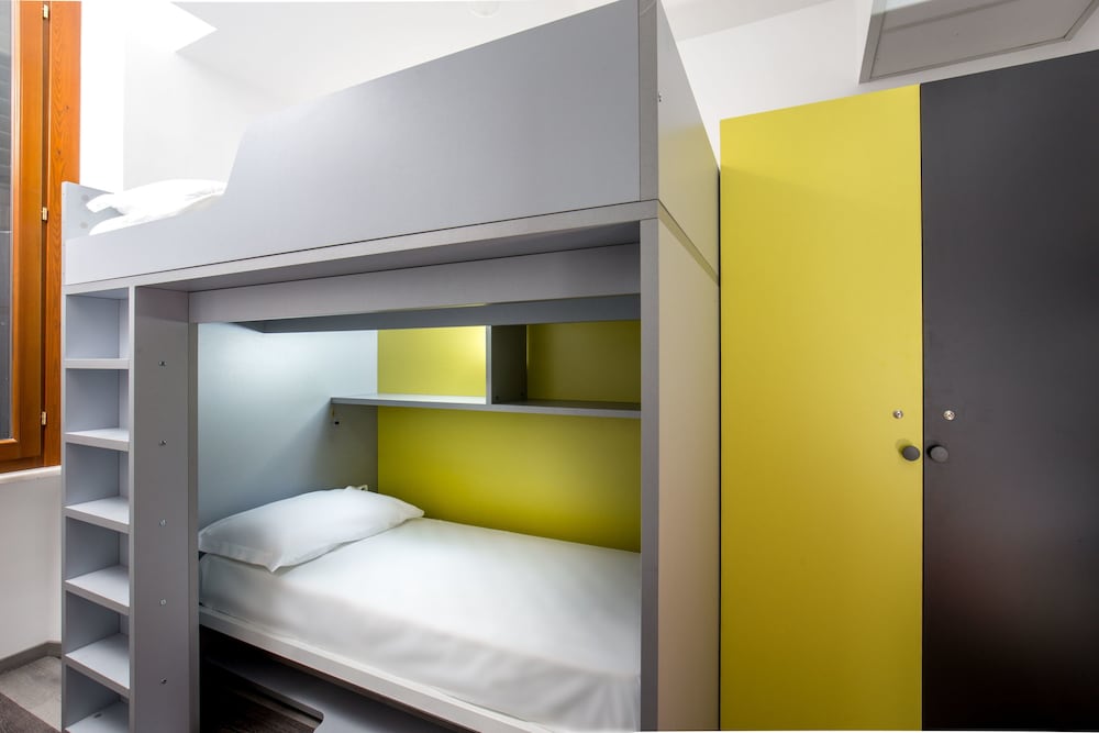 MIXED DORM, 2 BEDS