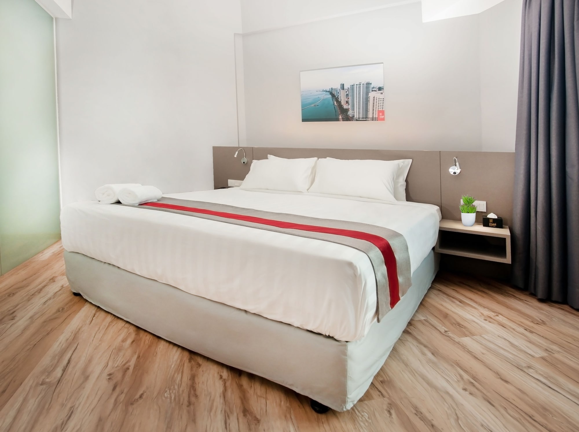 DELUXE, QUEEN BED