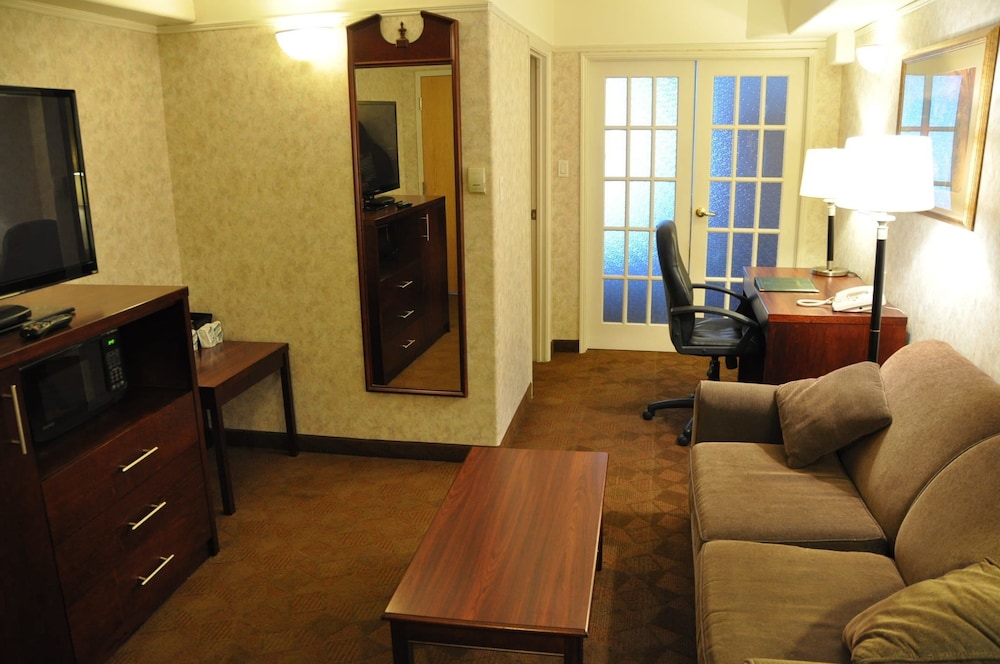 Travelodge By Wyndham Lloydminster 24/33