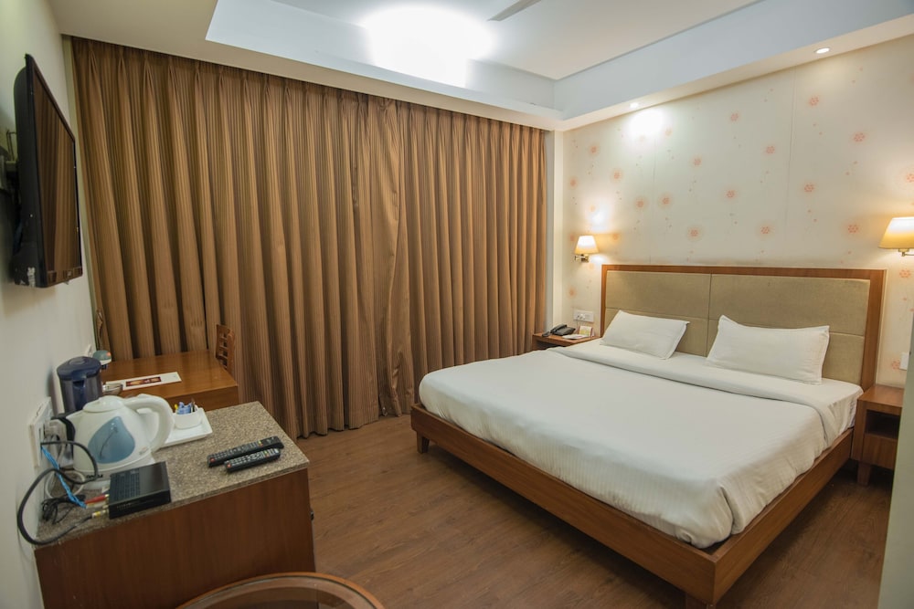 LN Hotels and Resorts 15/48