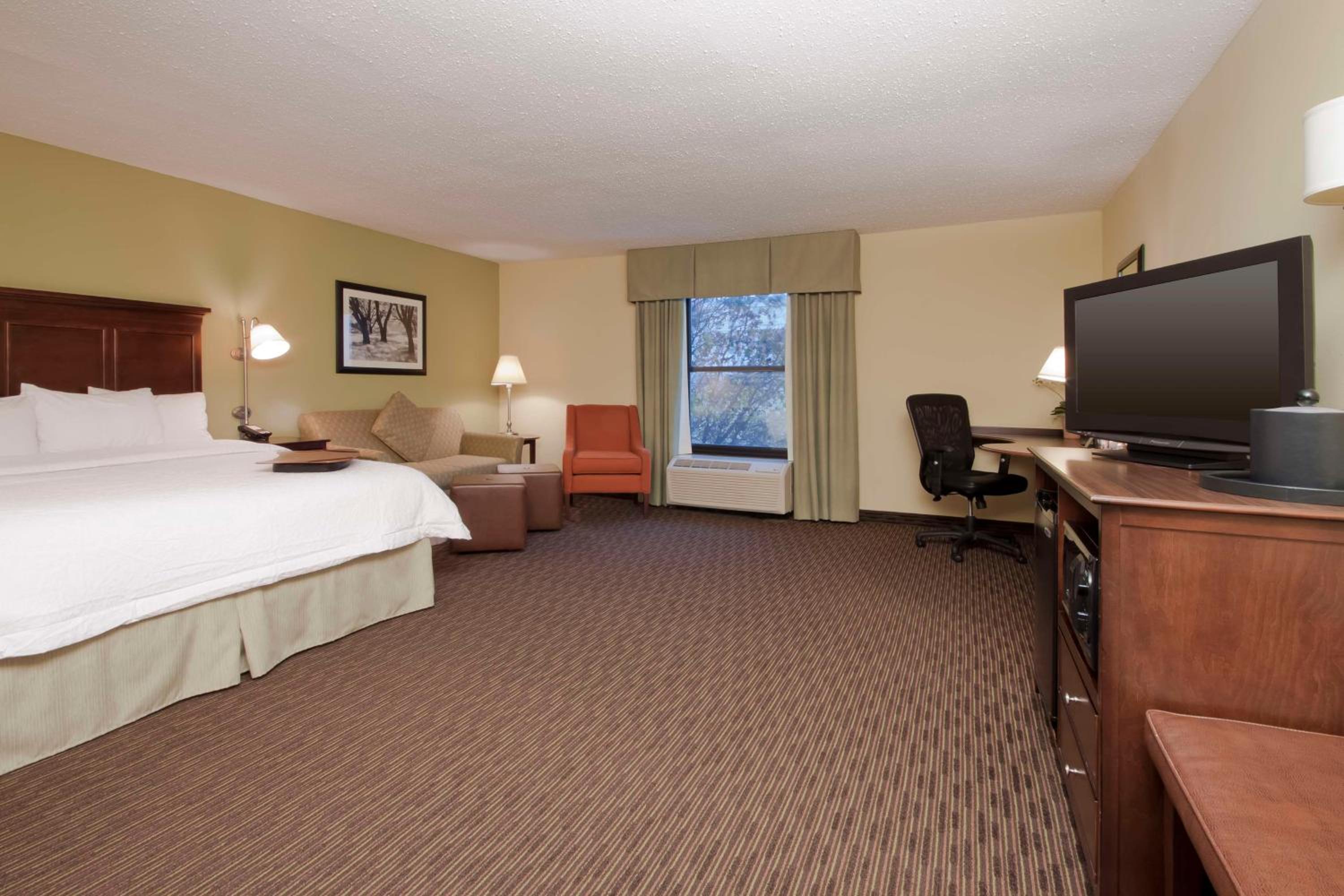 DELUXE, KING BED
