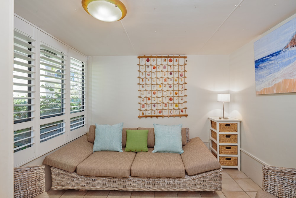 JULIANS APARTMENTS 33/50