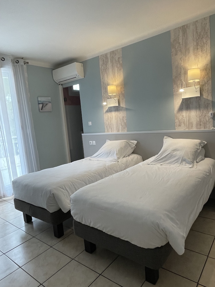 HOTEL LE CLEMENT V 44/66