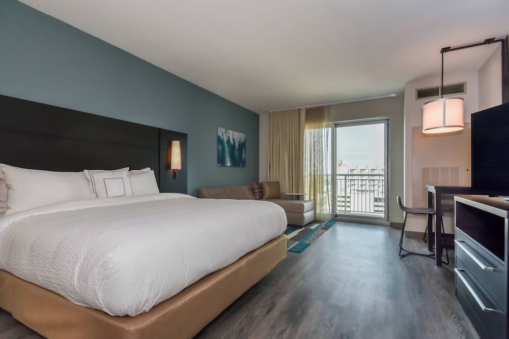 1 BEDROOM, SUITE, BALCONY