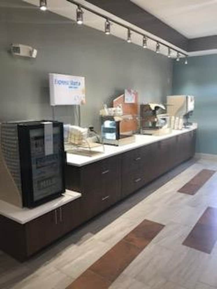 Holiday Inn Express Hotel Suites Ennis 51/70