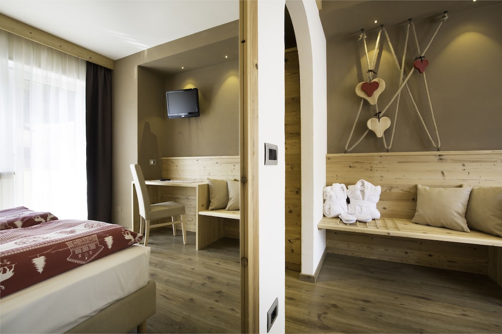 HOTEL AZOLA 24/50
