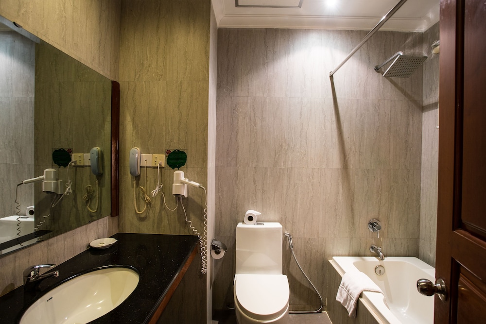 Angkor Holiday Hotel 8/58